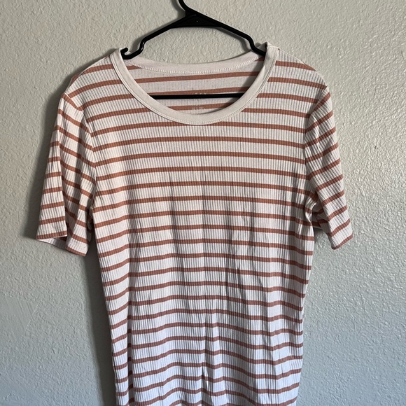 Simple Tee - Picture 2 of 3